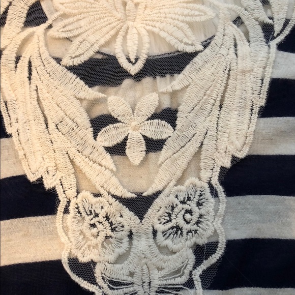 “Free Kisses” Tank Top - Picture 2 of 4